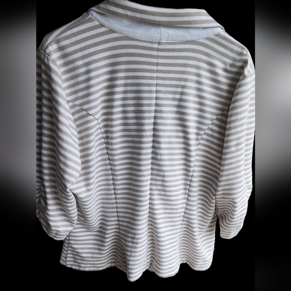 Torrid button front blazer size 2 - Picture 2 of 3